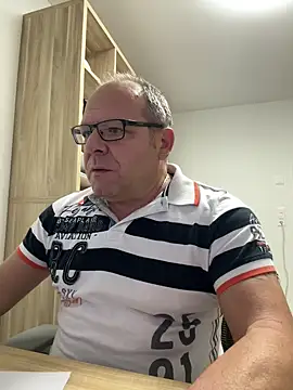 Snapshot of coupleLatinaLovers chatting on October 16, 2025, 5:16 am coupleLatinaLovers online show from October 16, 2025, 5:16 am