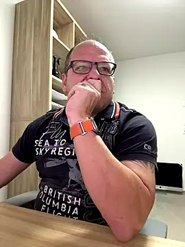 Snapshot of coupleLatinaLovers chatting on October 20, 2025, 5:31 am coupleLatinaLovers online show from October 20, 2025, 5:31 am