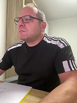 Snapshot of coupleLatinaLovers chatting on October 9, 2025, 4:57 am coupleLatinaLovers online show from October 9, 2025, 4:57 am