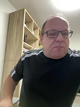 Snapshot of coupleLatinaLovers chatting on October 27, 2025, 5:41 am coupleLatinaLovers online show from October 27, 2025, 5:41 am