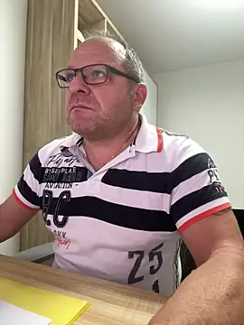 Snapshot of coupleLatinaLovers chatting on October 10, 2025, 5:19 am coupleLatinaLovers online show from October 10, 2025, 5:19 am