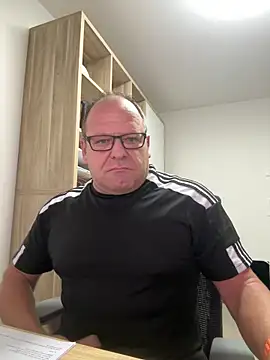 Snapshot of coupleLatinaLovers chatting on October 8, 2025, 4:36 am coupleLatinaLovers online show from October 8, 2025, 4:36 am