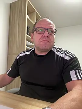 Snapshot of coupleLatinaLovers chatting on October 31, 2025, 6:21 am coupleLatinaLovers online show from October 31, 2025, 6:21 am