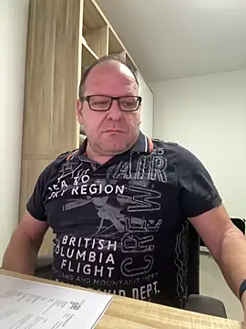 Snapshot of coupleLatinaLovers chatting on February 6, 2026, 6:31 am coupleLatinaLovers online show from February 6, 2026, 6:31 am