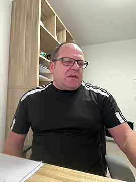 Snapshot of coupleLatinaLovers chatting on January 19, 2026, 8:18 am coupleLatinaLovers online show from January 19, 2026, 8:18 am