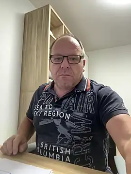 Snapshot of coupleLatinaLovers chatting on October 23, 2025, 4:55 am coupleLatinaLovers online show from October 23, 2025, 4:55 am