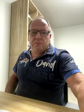 Snapshot of coupleLatinaLovers chatting on October 17, 2025, 5:33 am coupleLatinaLovers online show from October 17, 2025, 5:33 am