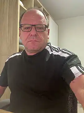 Snapshot of coupleLatinaLovers chatting on September 18, 2025, 4:37 am coupleLatinaLovers online show from September 18, 2025, 4:37 am