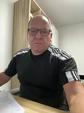 Snapshot of coupleLatinaLovers chatting on October 3, 2025, 4:47 am coupleLatinaLovers online show from October 3, 2025, 4:47 am