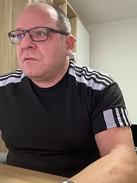 Snapshot of coupleLatinaLovers chatting on February 18, 2026, 7:28 am coupleLatinaLovers online show from February 18, 2026, 7:28 am