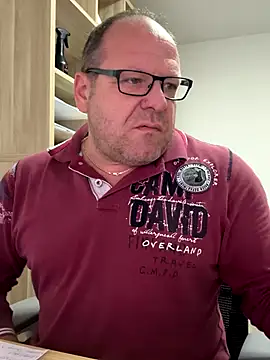 Snapshot of coupleLatinaLovers chatting on October 15, 2025, 4:55 am coupleLatinaLovers online show from October 15, 2025, 4:55 am