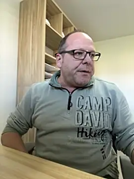 Snapshot of coupleLatinaLovers chatting on February 27, 2026, 10:48 am coupleLatinaLovers online show from February 27, 2026, 10:48 am