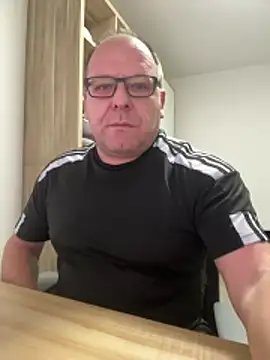 Snapshot of coupleLatinaLovers chatting on February 16, 2026, 7:18 am coupleLatinaLovers online show from February 16, 2026, 7:18 am