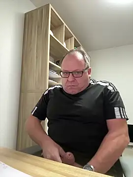 Snapshot of coupleLatinaLovers chatting on February 4, 2026, 6:08 am coupleLatinaLovers online show from February 4, 2026, 6:08 am