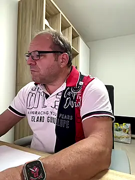 Snapshot of coupleLatinaLovers chatting on September 26, 2025, 5:25 am coupleLatinaLovers online show from September 26, 2025, 5:25 am