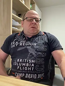 Snapshot of coupleLatinaLovers chatting on February 19, 2026, 6:10 am coupleLatinaLovers online show from February 19, 2026, 6:10 am