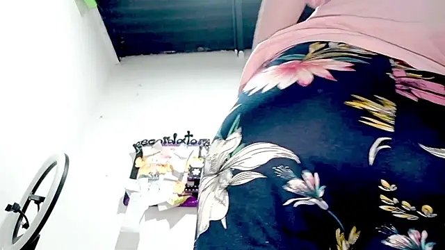 Snapshot of PetiteIvoryQueen19 chatting on October 3, 2025, 3:20 am PetiteIvoryQueen19 online show from October 3, 2025, 3:20 am