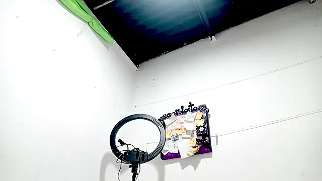 Snapshot of PetiteIvoryQueen19 chatting on September 21, 2025, 6:29 am PetiteIvoryQueen19 online show from September 21, 2025, 6:29 am