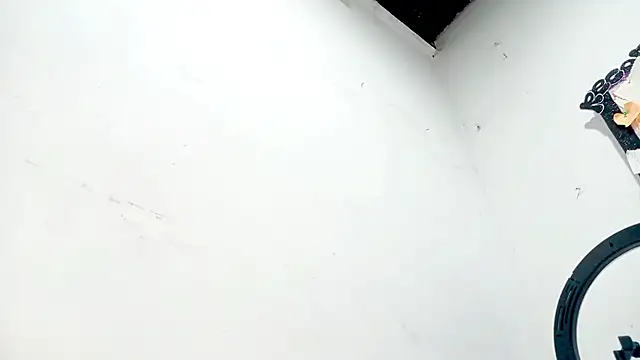 PetiteIvoryQueen19 online show from November 27, 2025, 3:18 am