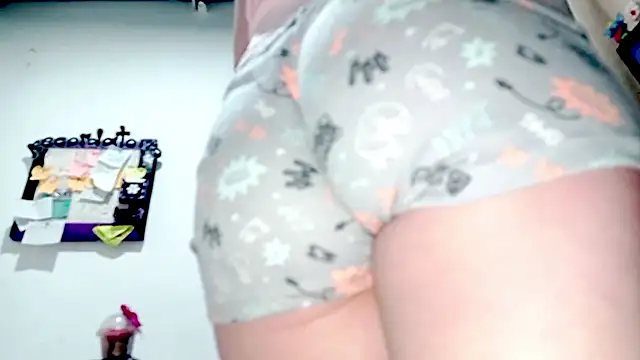 Snapshot of PetiteIvoryQueen19 chatting on October 25, 2025, 11:49 pm PetiteIvoryQueen19 online show from October 25, 2025, 11:49 pm