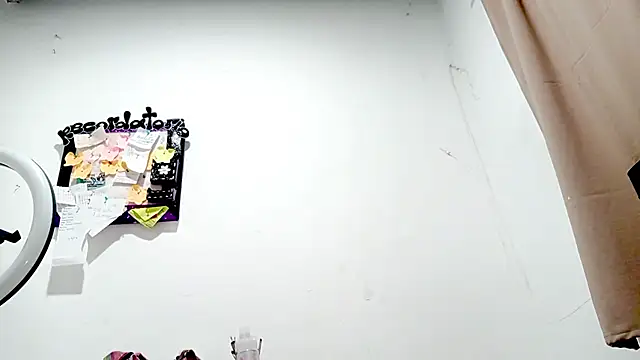 Snapshot of PetiteIvoryQueen19 chatting on October 16, 2025, 5:38 am PetiteIvoryQueen19 online show from October 16, 2025, 5:38 am