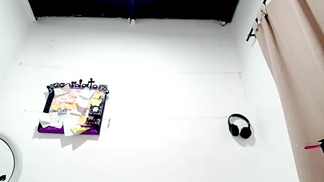 Snapshot of PetiteIvoryQueen19 chatting on September 23, 2025, 10:50 pm PetiteIvoryQueen19 online show from September 23, 2025, 10:50 pm