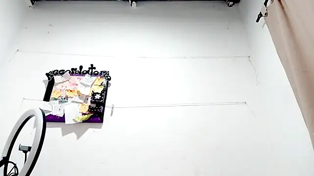 Snapshot of PetiteIvoryQueen19 chatting on September 19, 2025, 8:40 am PetiteIvoryQueen19 online show from September 19, 2025, 8:40 am