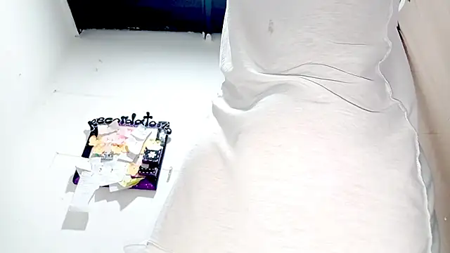 Snapshot of PetiteIvoryQueen19 chatting on October 1, 2025, 6:40 am PetiteIvoryQueen19 online show from October 1, 2025, 6:40 am