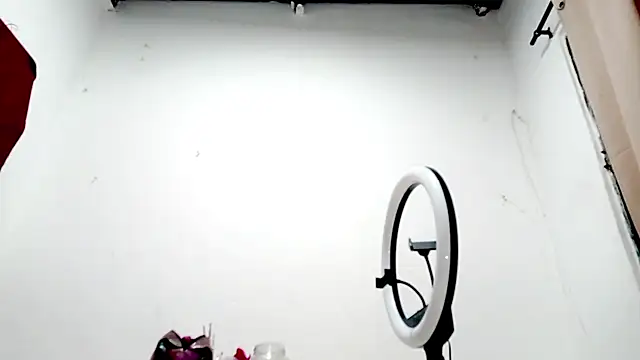 Snapshot of PetiteIvoryQueen19 chatting on October 7, 2025, 9:54 am PetiteIvoryQueen19 online show from October 7, 2025, 9:54 am