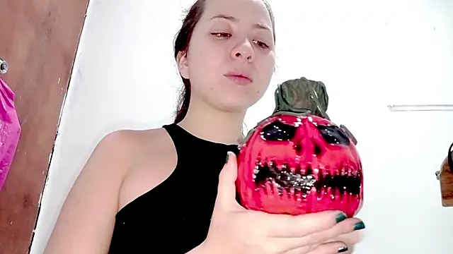 Snapshot of PetiteIvoryQueen19 chatting on October 6, 2025, 6:14 am PetiteIvoryQueen19 online show from October 6, 2025, 6:14 am