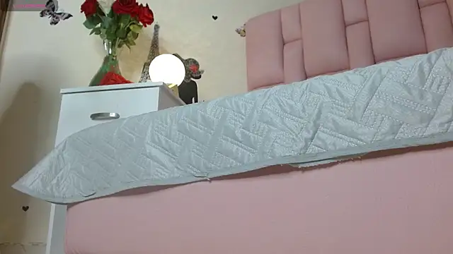 isabela ferrer  online show from December 3, 2025, 1:21 pm