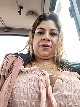 Snapshot of Laura-Hernandez chatting on October 14, 2025, 3:12 pm Laura-Hernandez online show from October 14, 2025, 3:12 pm