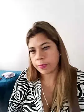 Snapshot of Laura-Hernandez chatting on October 15, 2025, 2:03 pm Laura-Hernandez online show from October 15, 2025, 2:03 pm