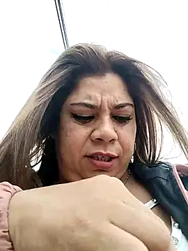 Snapshot of Laura-Hernandez chatting on October 9, 2025, 4:29 pm Laura-Hernandez online show from October 9, 2025, 4:29 pm