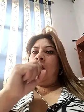 Snapshot of Laura-Hernandez chatting on September 30, 2025, 2:56 pm Laura-Hernandez online show from September 30, 2025, 2:56 pm