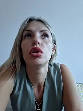 Snapshot of YourJuliena chatting on March 3, 2025, 1:12 pm YourJuliena online show from March 3, 2025, 1:12 pm