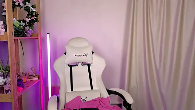 MelissaLovvv online show from September 18, 2025, 5:43 am