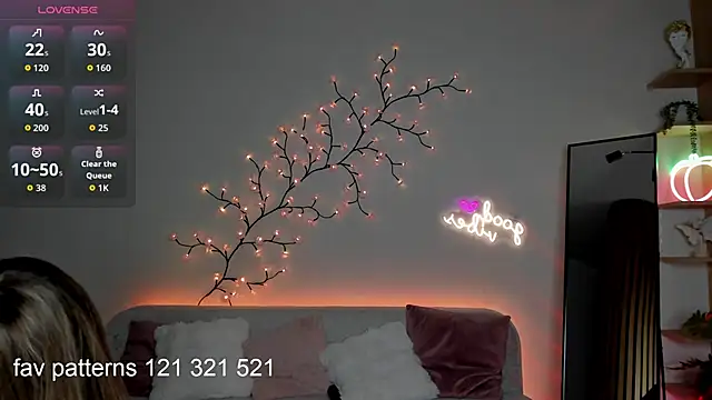 JuicyyPeach  online show from September 14, 2025, 7:47 pm