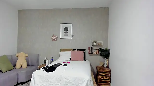 afrodita martinez online show from December 3, 2025, 7:24 pm