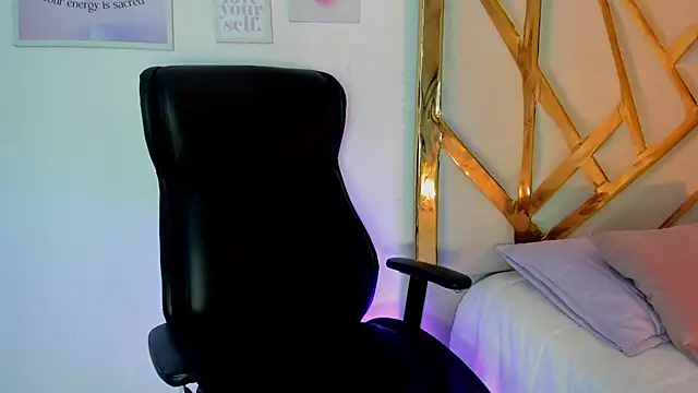 LanaJones  online show from December 4, 2025, 12:15 pm