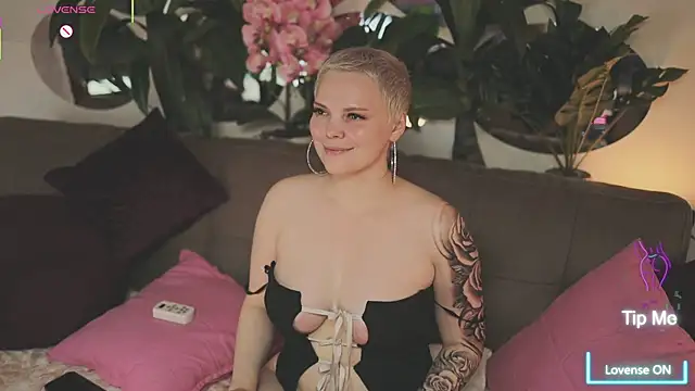 Snapshot of LikaBerry1 chatting on October 18, 2025, 7:43 am LikaBerry1 online show from October 18, 2025, 7:43 am