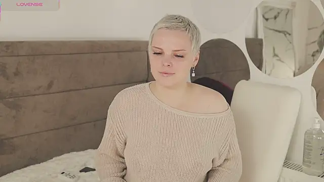 Snapshot of LikaBerry1 chatting on September 30, 2025, 12:44 pm LikaBerry1 online show from September 30, 2025, 12:44 pm