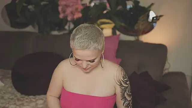 Snapshot of LikaBerry1 chatting on October 20, 2025, 2:35 am LikaBerry1 online show from October 20, 2025, 2:35 am