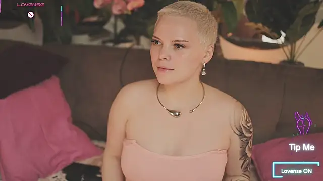 Snapshot of LikaBerry1 chatting on October 24, 2025, 4:00 am LikaBerry1 online show from October 24, 2025, 4:00 am