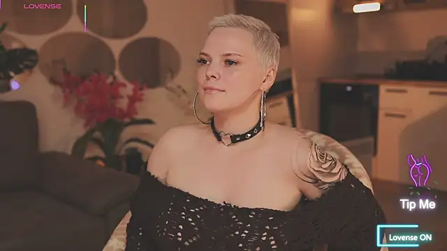 Snapshot of LikaBerry1 chatting on October 28, 2025, 2:49 pm LikaBerry1 online show from October 28, 2025, 2:49 pm