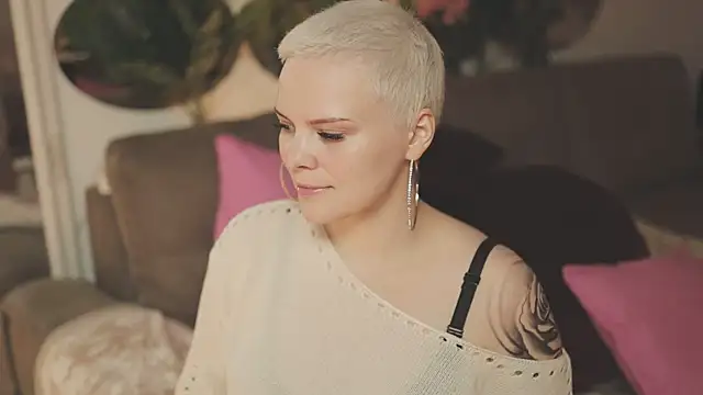 Snapshot of LikaBerry1 chatting on October 21, 2025, 4:23 am LikaBerry1 online show from October 21, 2025, 4:23 am