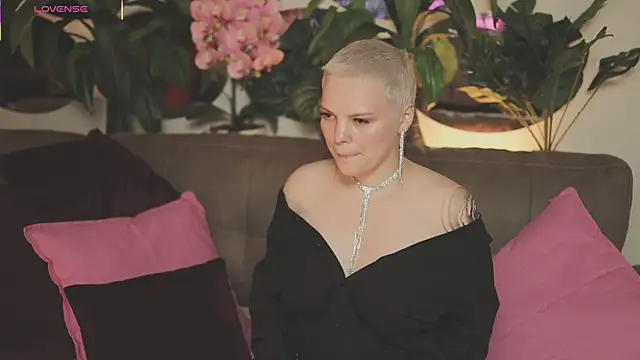 Snapshot of LikaBerry1 chatting on October 23, 2025, 3:38 am LikaBerry1 online show from October 23, 2025, 3:38 am