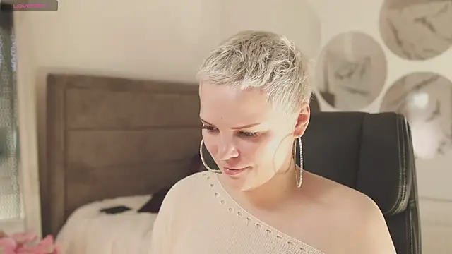 Snapshot of LikaBerry1 chatting on September 20, 2025, 12:32 pm LikaBerry1 online show from September 20, 2025, 12:32 pm