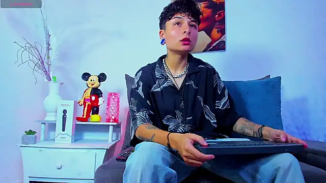 ZuryRamirez  online show from January 18, 2025, 6:10 pm