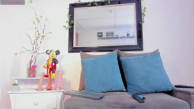 ZuryRamirez  online show from January 11, 2025, 3:42 pm